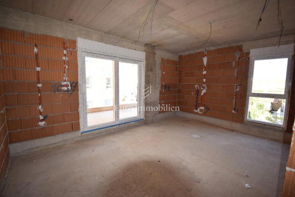 Vodice, Stanovanje SJ2 v prvem nadstropju novogradnje blizu plaže