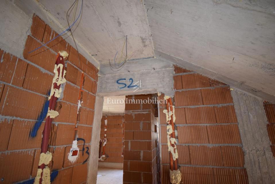 Vodice, Stanovanje SJ2 v prvem nadstropju novogradnje blizu plaže