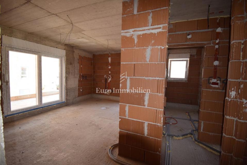 Vodice, Stanovanje SJ2 v prvem nadstropju novogradnje blizu plaže