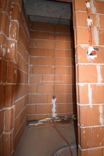 Vodice, Stanovanje SJ2 v prvem nadstropju novogradnje blizu plaže