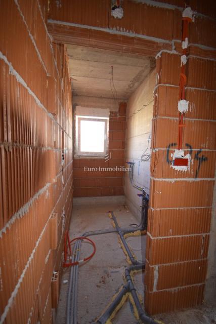 Vodice, Stanovanje SJ2 v prvem nadstropju novogradnje blizu plaže