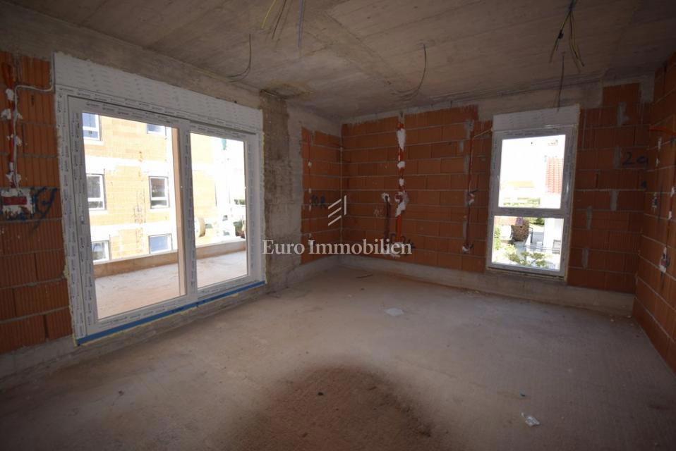 Vodice, Stanovanje SJ2 v prvem nadstropju novogradnje blizu plaže