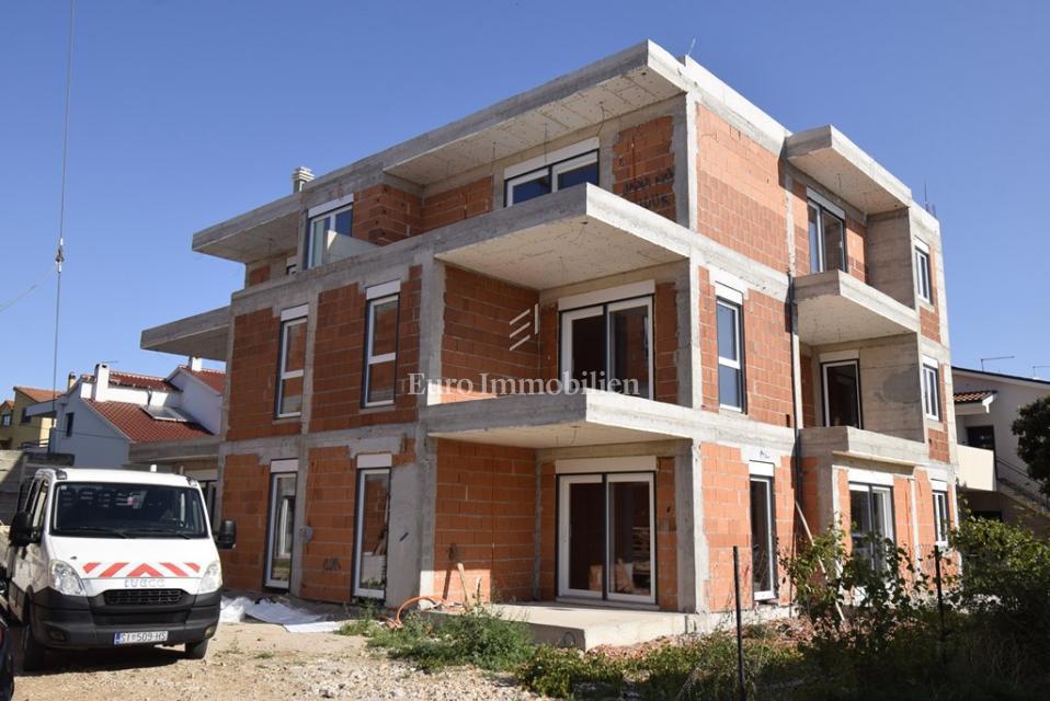 Vodice, Stanovanje SJ2 v prvem nadstropju novogradnje blizu plaže