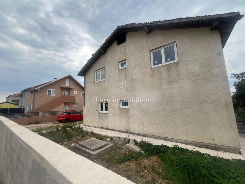 Kakma, Samostoječa hiša za prenovo