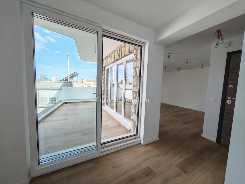 Crikvenica, Stanovanje z Garažo in Teraso blizu Morja