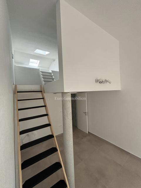 Hiša s 3 apartmaji in bazenom blizu morja