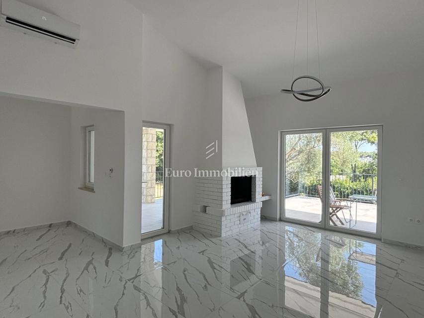 Hiša s 3 apartmaji in bazenom blizu morja