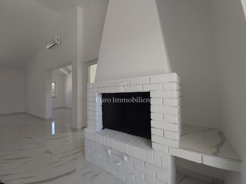 Hiša s 3 apartmaji in bazenom blizu morja