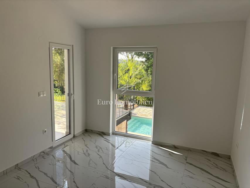 Hiša s 3 apartmaji in bazenom blizu morja