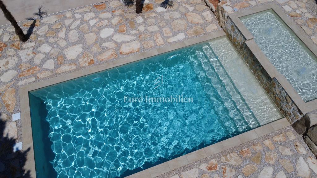 Hiša s 3 apartmaji in bazenom blizu morja