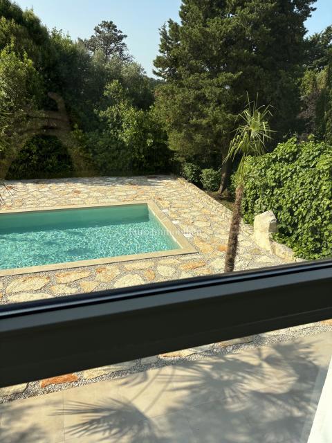 Hiša s 3 apartmaji in bazenom blizu morja