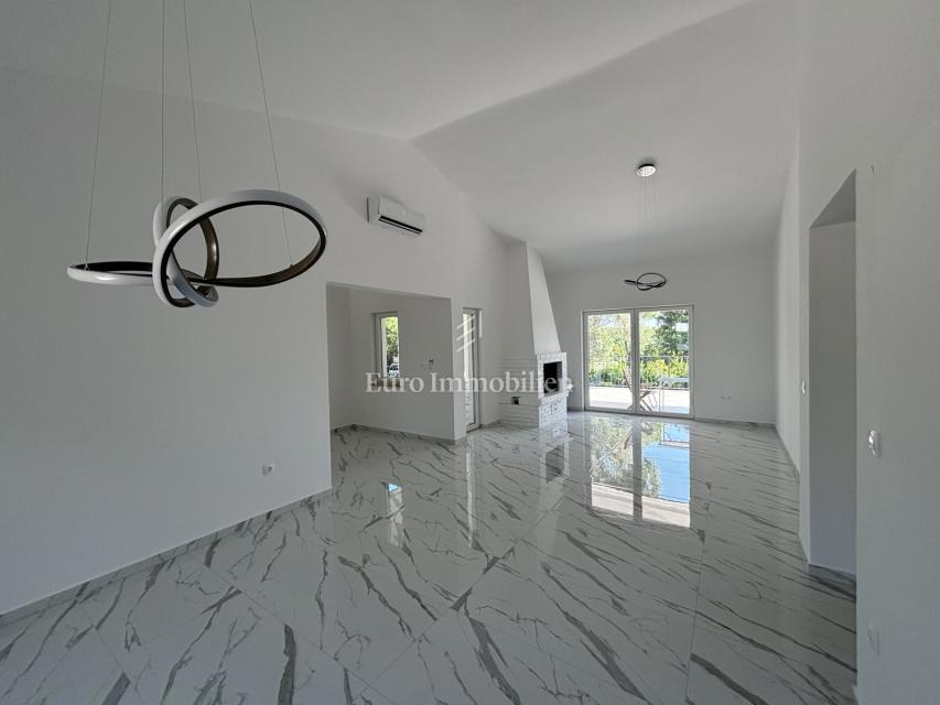 Hiša s 3 apartmaji in bazenom blizu morja