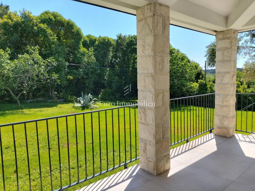 Hiša s 3 apartmaji in bazenom blizu morja