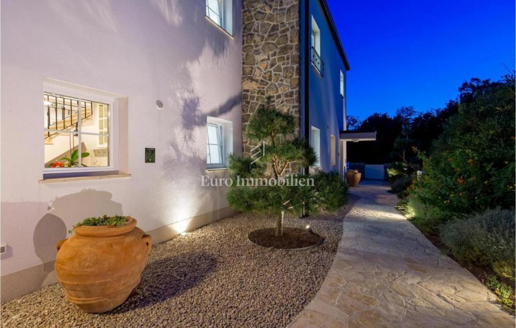 Tri vile z bazeni blizu morja, Krk