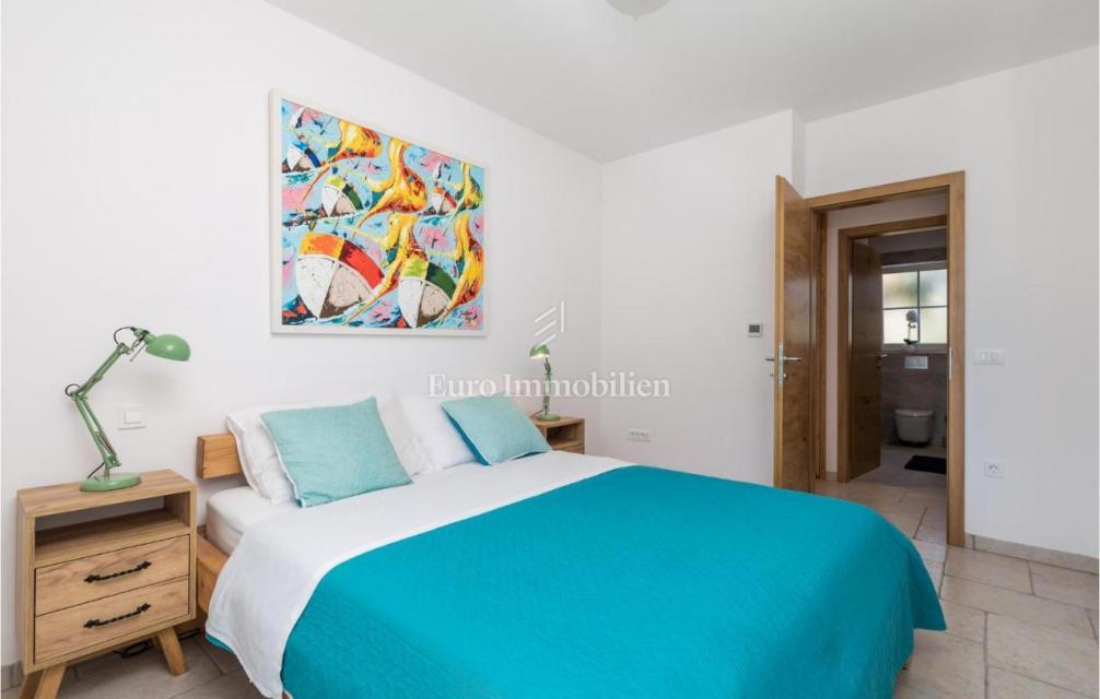 Tri vile z bazeni blizu morja, Krk