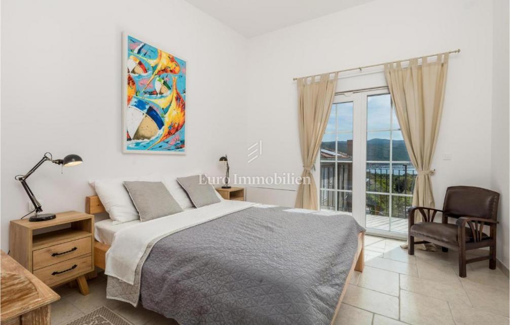 Tri vile z bazeni blizu morja, Krk