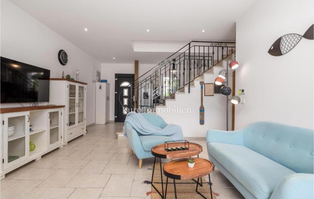 Tri vile z bazeni blizu morja, Krk