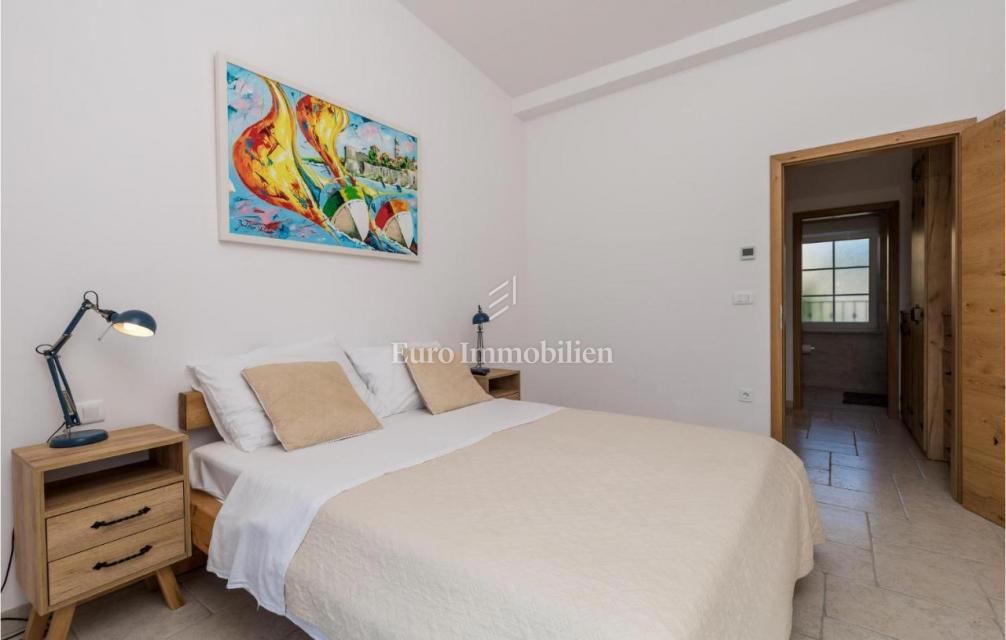 Tri vile z bazeni blizu morja, Krk