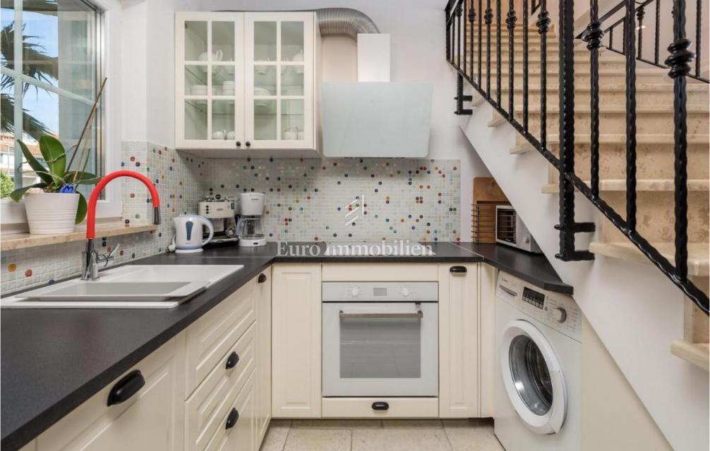 Tri vile z bazeni blizu morja, Krk