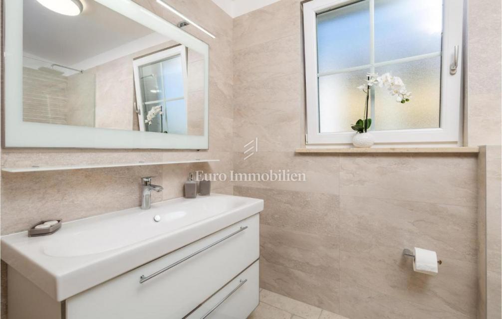 Tri vile z bazeni blizu morja, Krk