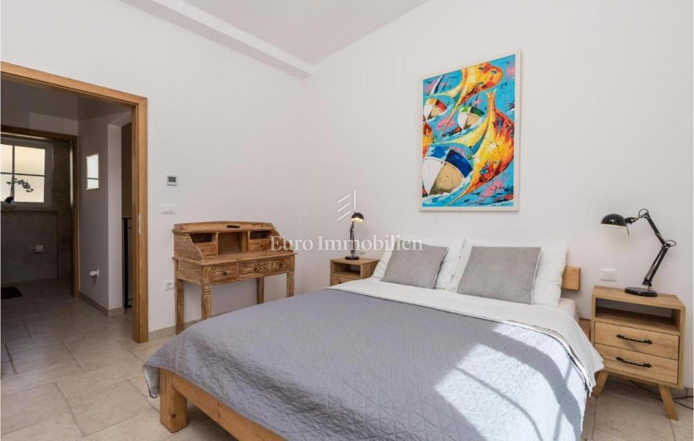 Tri vile z bazeni blizu morja, Krk