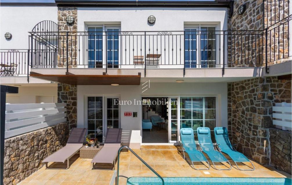 Tri vile z bazeni blizu morja, Krk