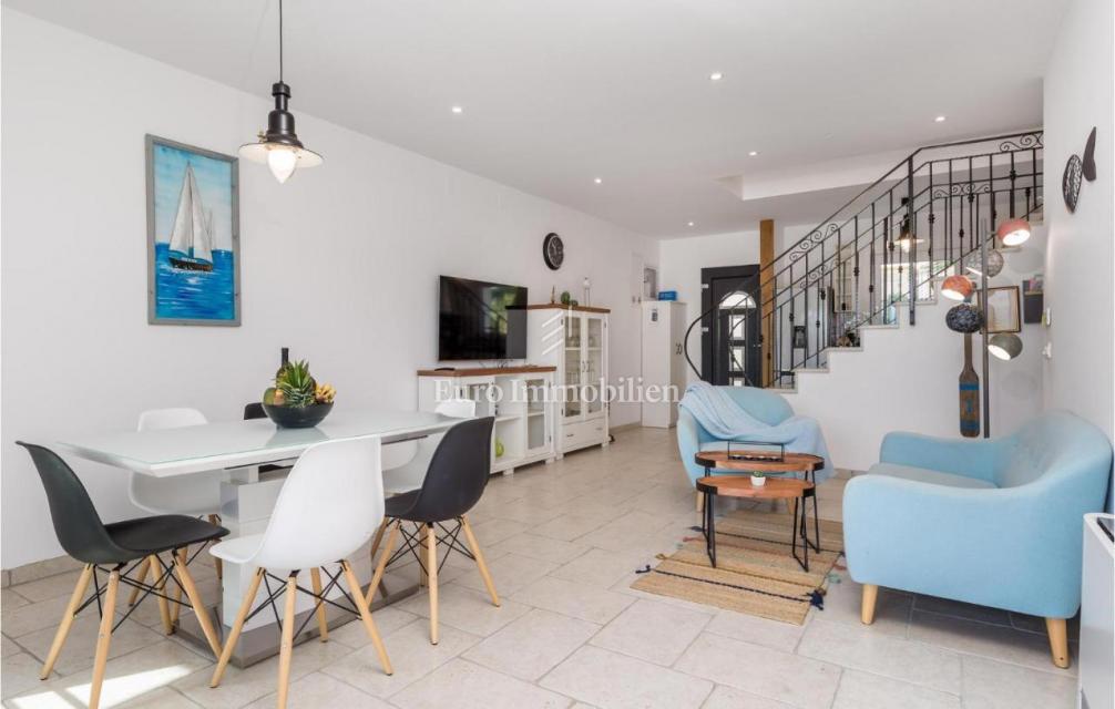 Tri vile z bazeni blizu morja, Krk