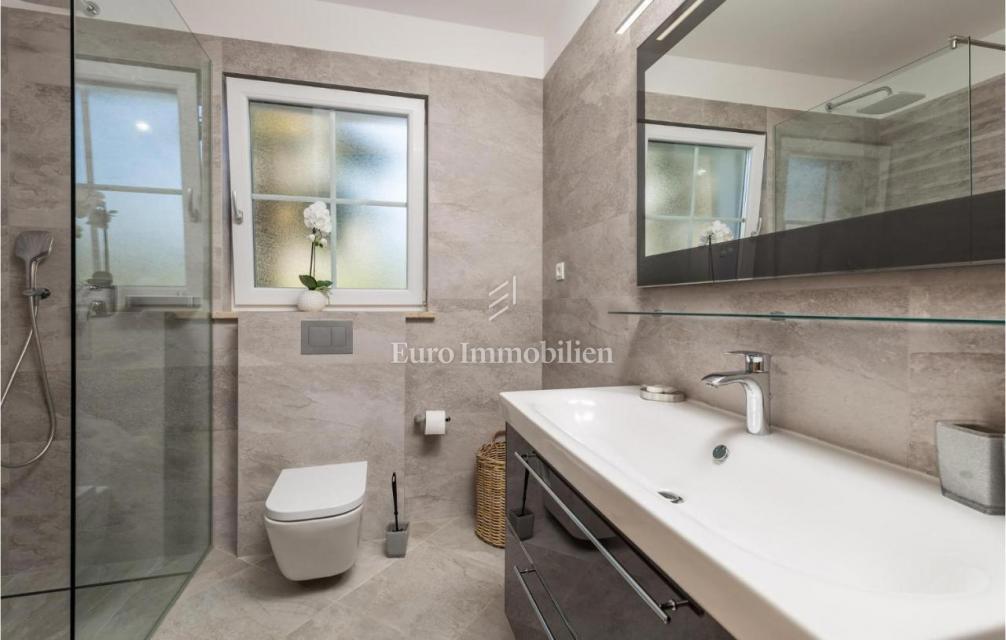 Tri vile z bazeni blizu morja, Krk