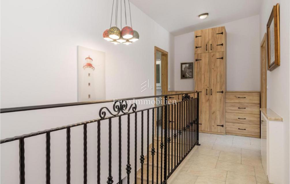 Tri vile z bazeni blizu morja, Krk