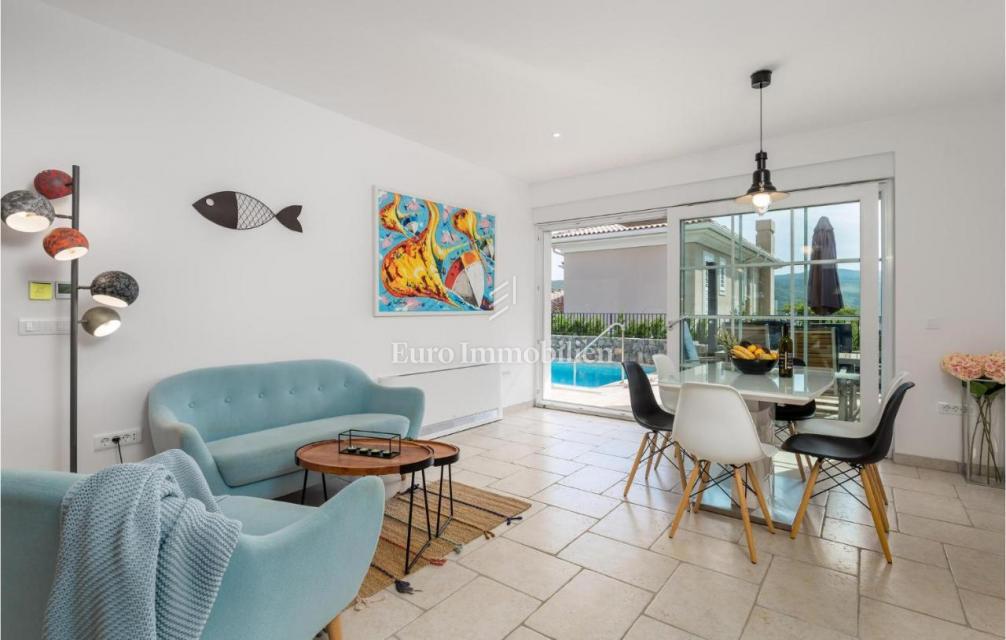 Tri vile z bazeni blizu morja, Krk