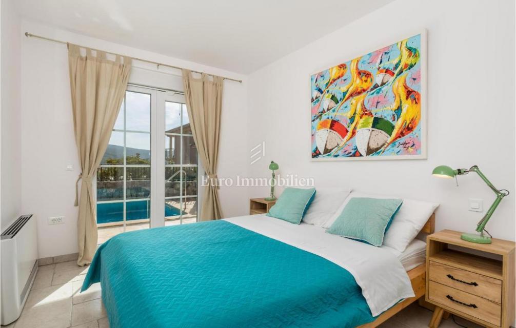 Tri vile z bazeni blizu morja, Krk