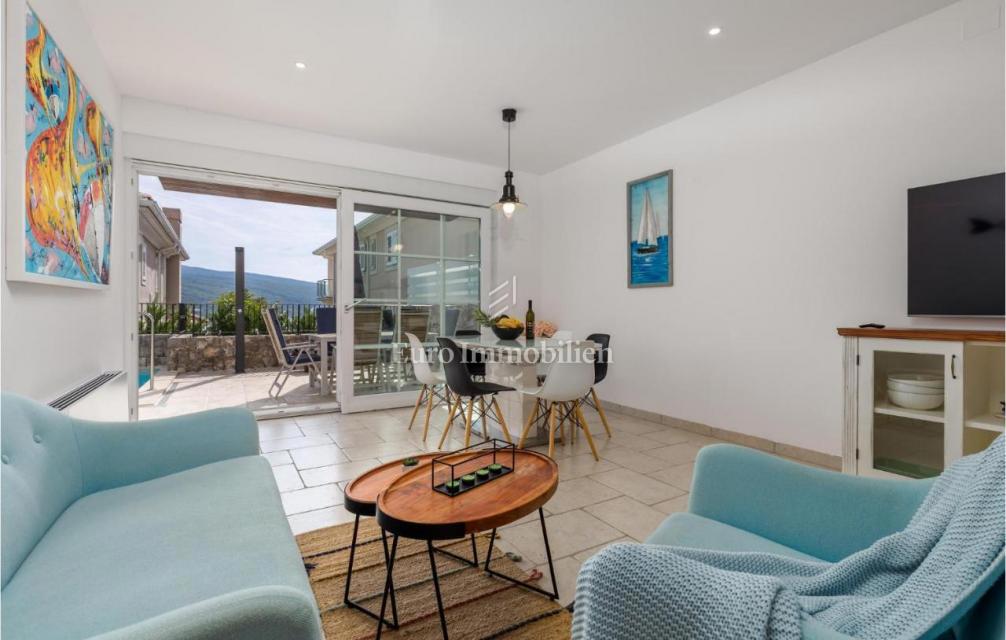 Tri vile z bazeni blizu morja, Krk