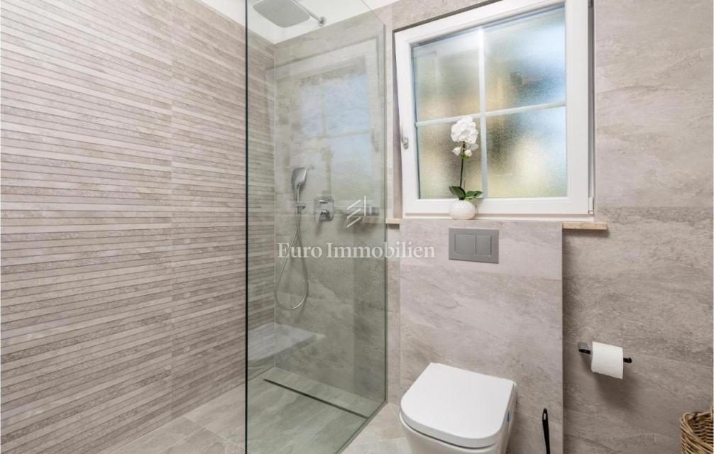 Tri vile z bazeni blizu morja, Krk