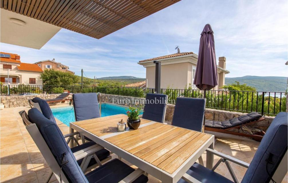 Tri vile z bazeni blizu morja, Krk