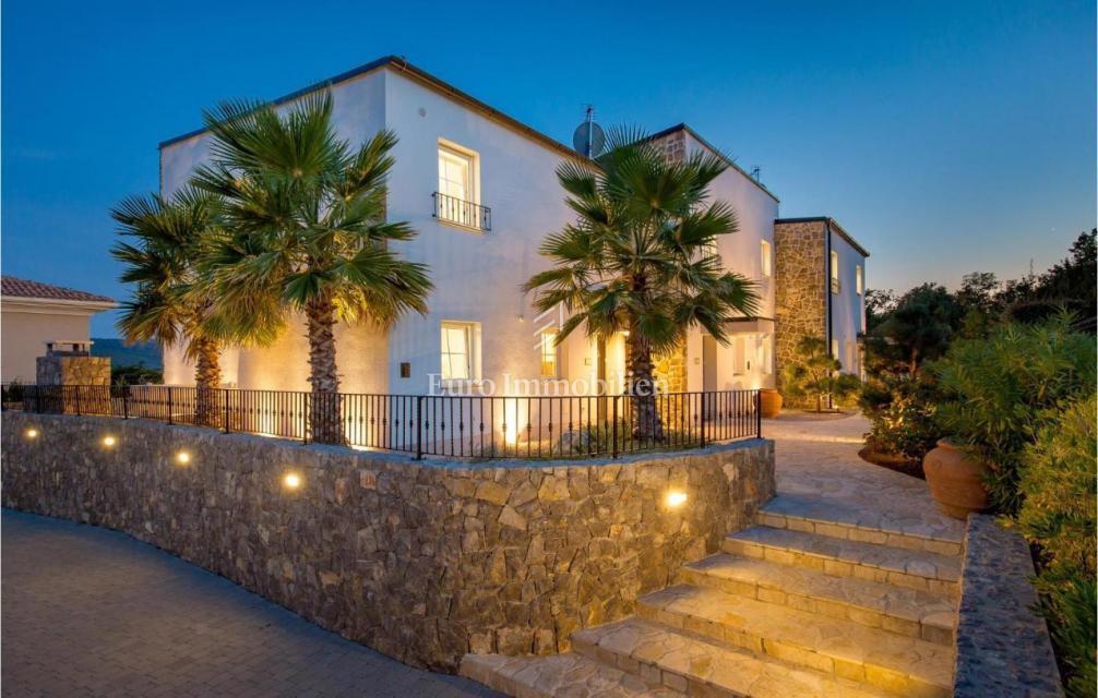 Tri vile z bazeni blizu morja, Krk