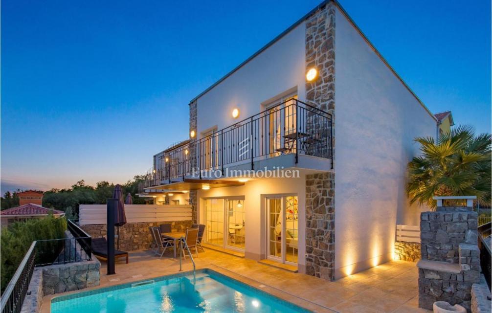 Tri vile z bazeni blizu morja, Krk