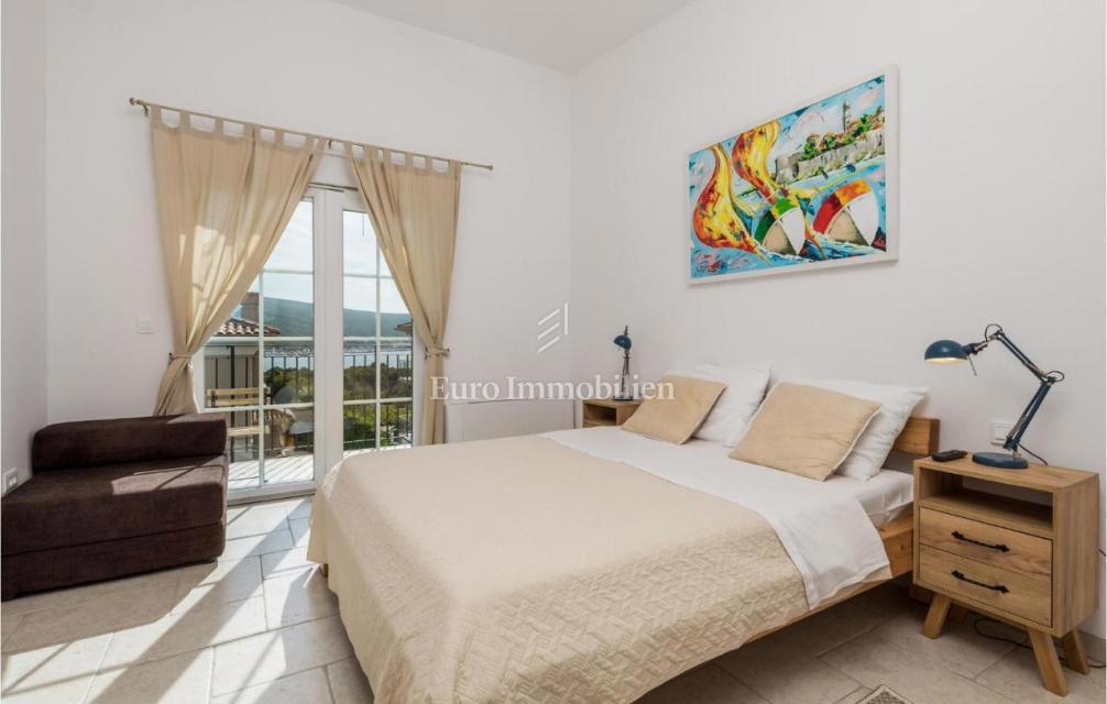 Tri vile z bazeni blizu morja, Krk