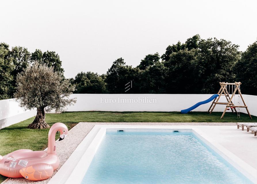 Čudovita hiša z ogrevanim bazenom pri Labinu