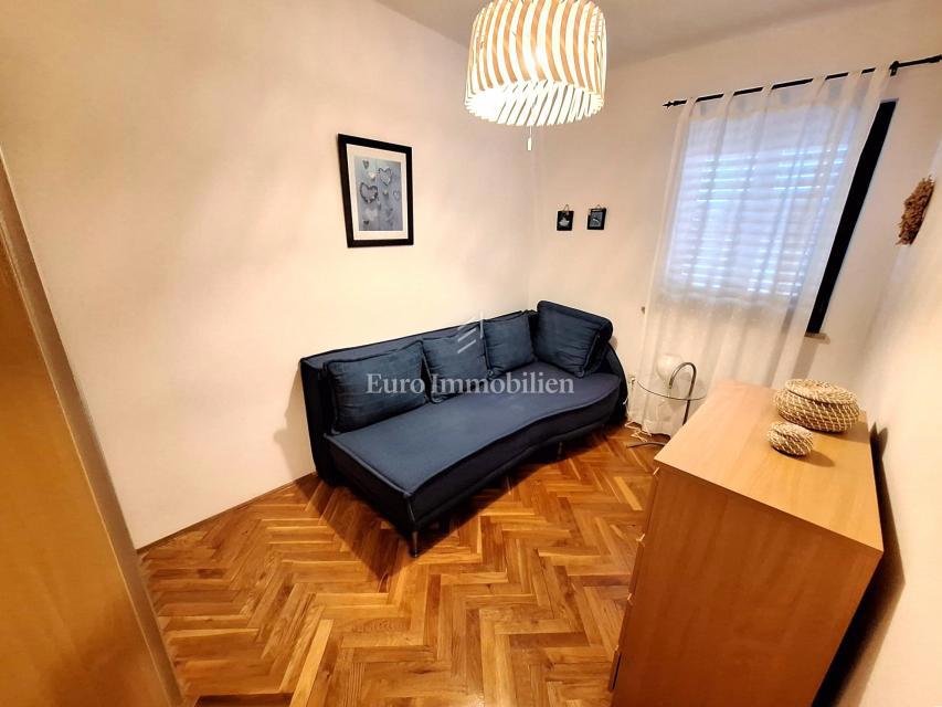 Dvosobno stanovanje (74,38m2) na odlični lokaciji v Krku