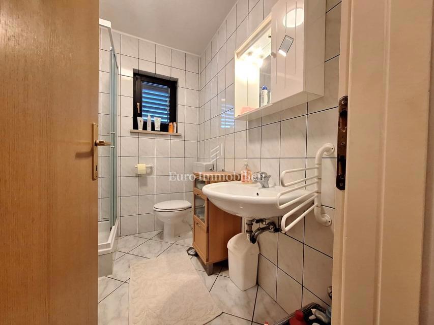 Dvosobno stanovanje (74,38m2) na odlični lokaciji v Krku