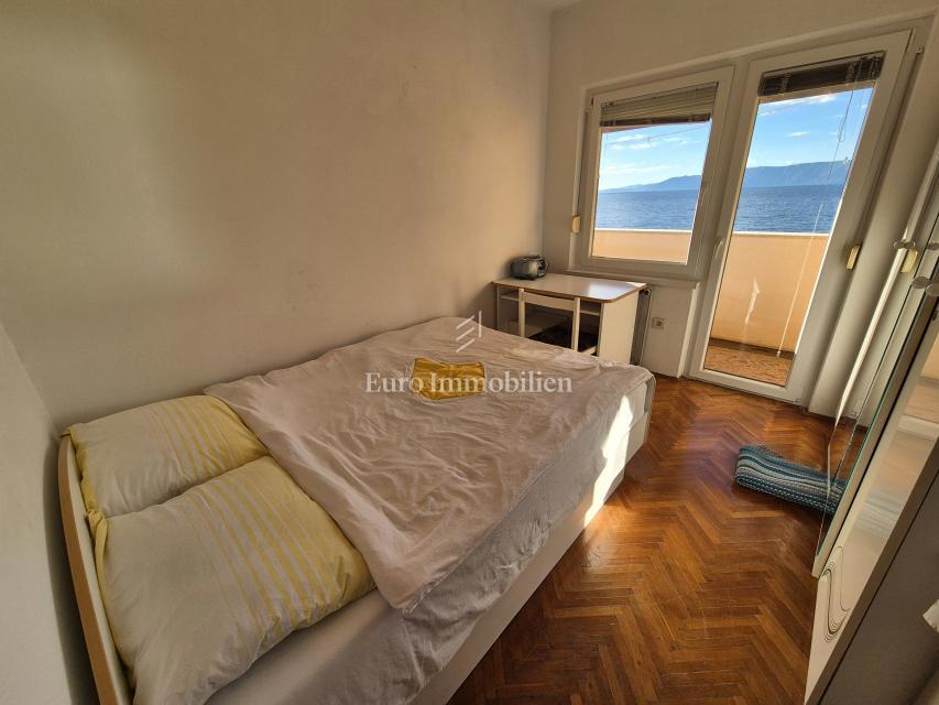 Stanovanjsko-poslovna stavba v prvi vrsti do morja