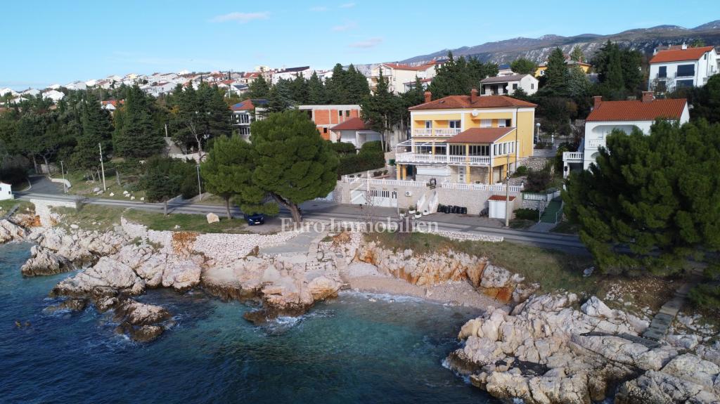 Stanovanjsko-poslovna stavba v prvi vrsti do morja