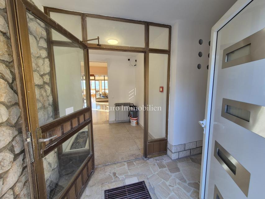 Stanovanjsko-poslovna stavba v prvi vrsti do morja