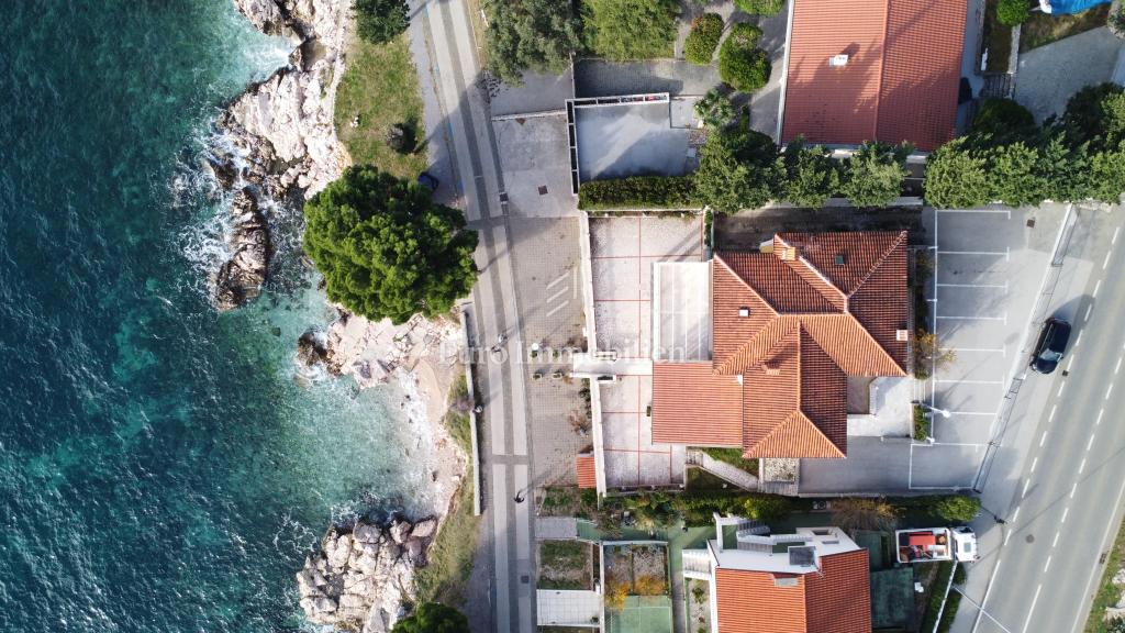 Stanovanjsko-poslovna stavba v prvi vrsti do morja