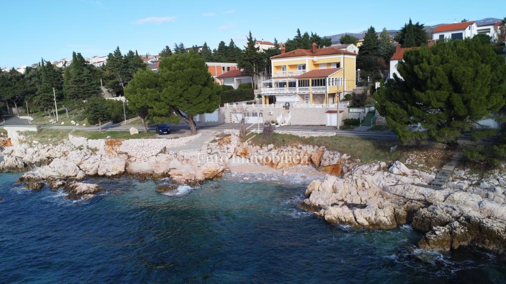 Stanovanjsko-poslovna stavba v prvi vrsti do morja