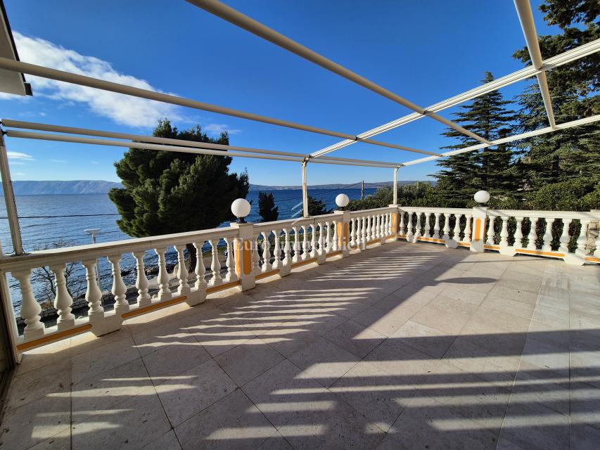 Stanovanjsko-poslovna stavba v prvi vrsti do morja