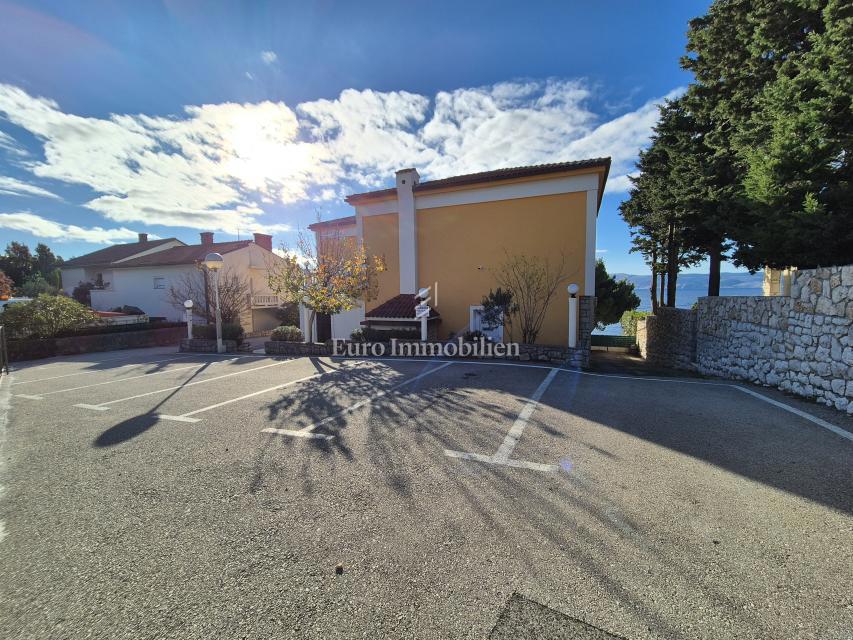 Stanovanjsko-poslovna stavba v prvi vrsti do morja