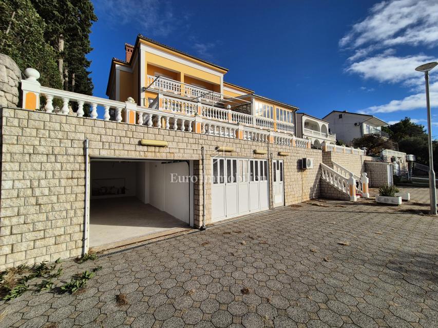 Stanovanjsko-poslovna stavba v prvi vrsti do morja