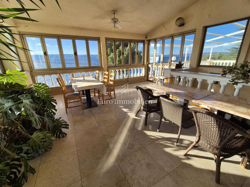 Stanovanjsko-poslovna stavba v prvi vrsti do morja