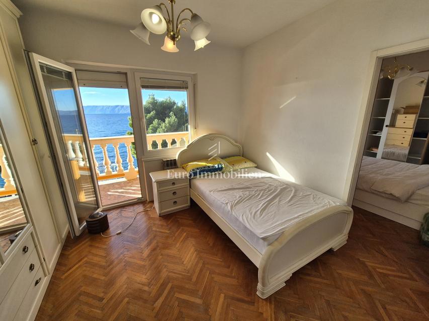 Stanovanjsko-poslovna stavba v prvi vrsti do morja